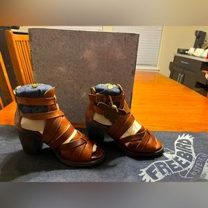 Freebird by Steven style “claw” in the color cognac. Size 7.